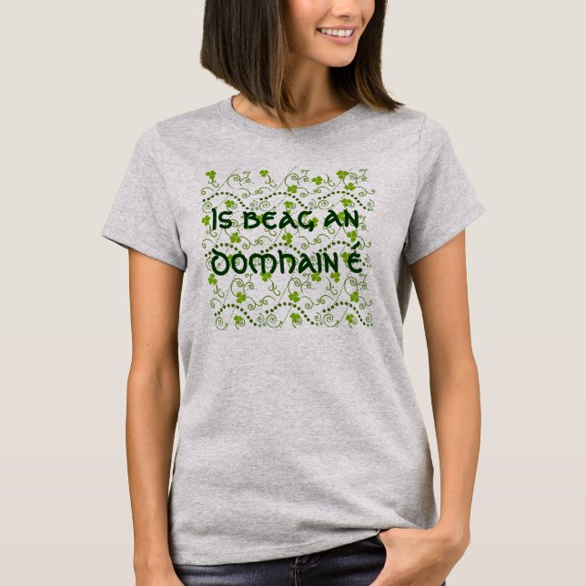 T-shirt C'est un petit monde écrit en gaélique (Devant)