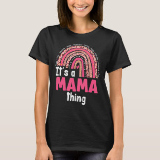 T-shirt C'est une maman qui aime s'occuper d'un arc-en-cie