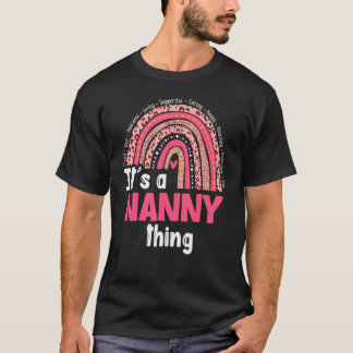T-shirt C'est une nounou qui aime s'occuper de l'arc-en-ci