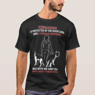 T-shirt Cette femme est protégée par le bon Seigneur et Sh