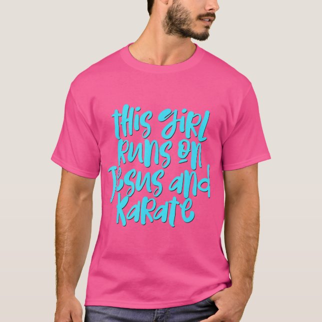 T-shirt Cette Fille Fonctionne Sur Jésus Et Karate Chemise (Devant)