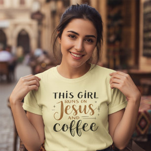 T-shirt Cette fille tourne sur Jésus et Coffee Christian