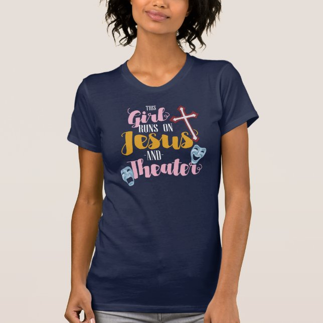 T-shirt Cette fille tourne sur Jésus et les comédies music (Devant)