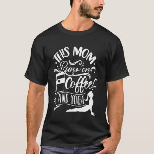 T-shirt Cette maman fonctionne au café et au yoga pour les
