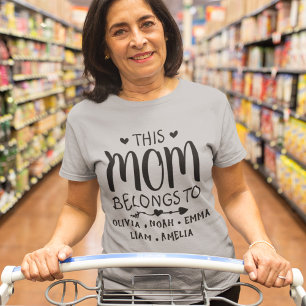 T-shirt Cette maman possède des noms personnalisés pour 