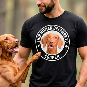 T-shirt Cette personne appartient au nom du chien / chat P