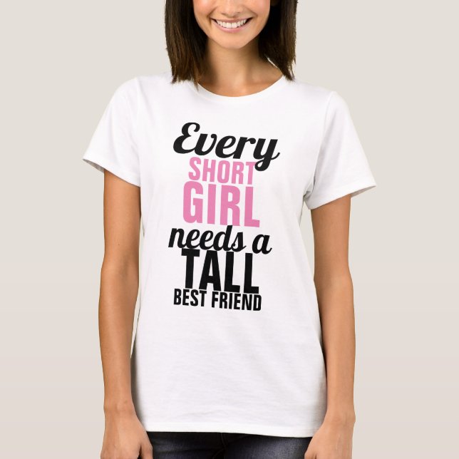 T-shirt Chaque fille courte a besoin d'une chemise grande (Devant)