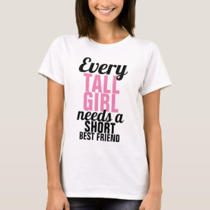 T-shirt Chaque fille grande a besoin d'une chemise courte