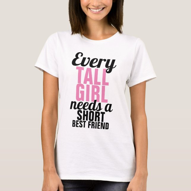 T-shirt Chaque fille grande a besoin d'une chemise courte (Devant)