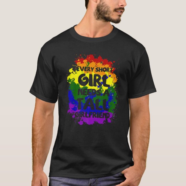 T-shirt Chaque Grande Fille A Besoin D'Une Petite Amie Les (Devant)