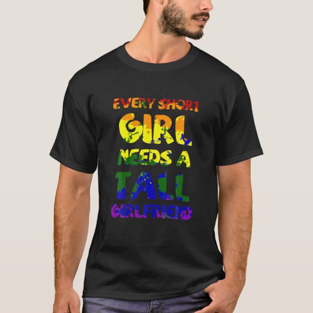 T-shirt Chaque Grande Fille A Besoin D'Une Petite Amie Les (Devant)