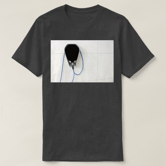 T-shirt chargeur de batterie de voiture électrique sur mur (Design devant)