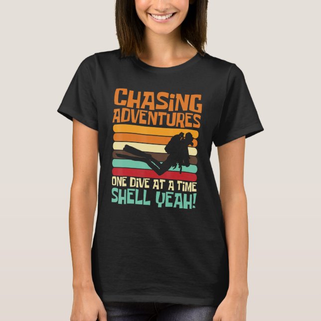 T-shirt Chasing Adventures One Dive at a Time, Shell Yeah_ (Devant)