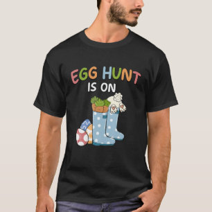 T-shirt Chasse Aux Oeufs Pour Enfants Est Sur Les Bottes C