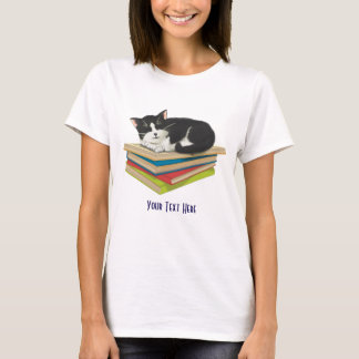 T-shirt Chat dormir sur la chemise des livres
