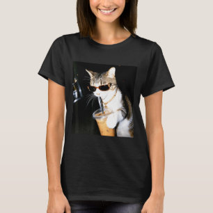T-shirt Chat Drôle Buvant du Café Glacé Humour Mème Chaton