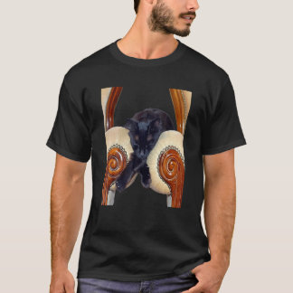 T-shirt Chat noir affalé entre les deux chaises jambes cro