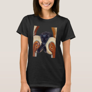 T-shirt Chat noir serré entre deux chaises jambes croisées