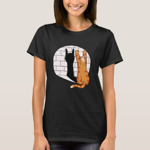 T-shirt chat qui se balance montrant le poing métallique r