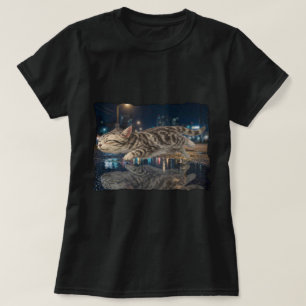 T-shirt Chat tigré volant, reflet sur la ville nocturne