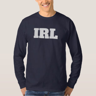 T-shirt chemise à manches longues dans la vraie vie