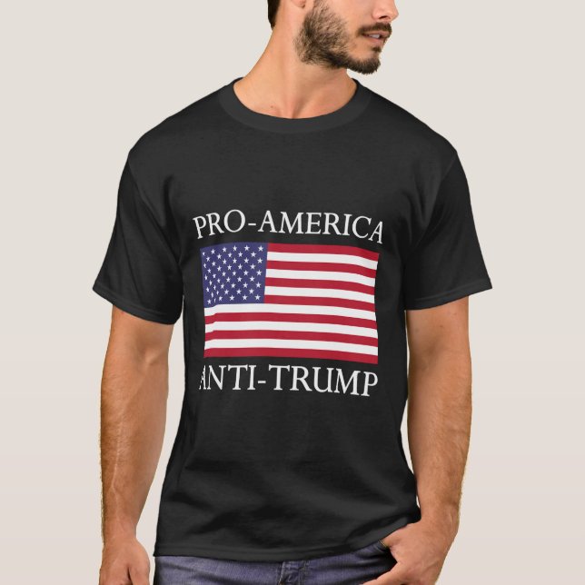 T-shirt Chemise anti-Trump - Le drapeau américain résiste (Devant)