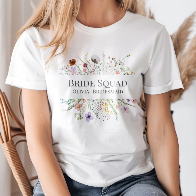 T-shirt Chemise de l'équipe de la mariée de prairie de fle (A young blond woman wearing a Colorful Wildflower Meadow Bride Squad T-shirt.)