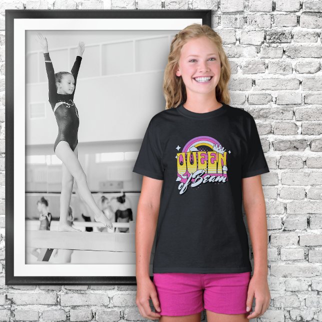 T-shirt Chemise de style rétro Queen of Beam pour Gymnaste (A young girl wearing a "Queen of Beam" T-shirt beside a picture of girl competing on balance beam)