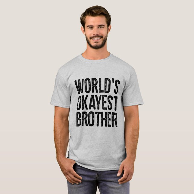T-shirt Chemise drôle de définition de frère d'Okayest des (Devant entier)