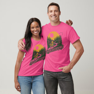 T-shirt Chemise rose de cyclisme sur le chemin forestier "