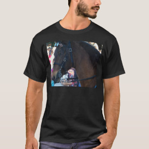 T-shirt Cheval Brown foncé portant des lunettes