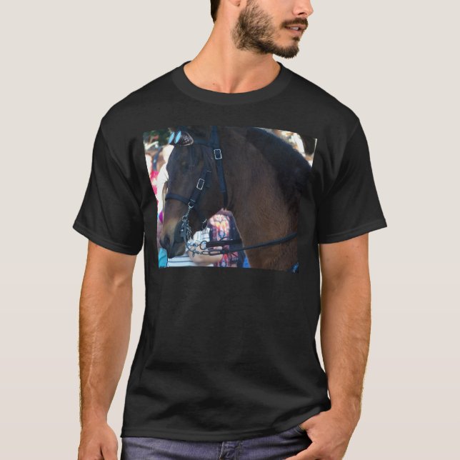 T-shirt Cheval Brown foncé portant des lunettes (Devant)