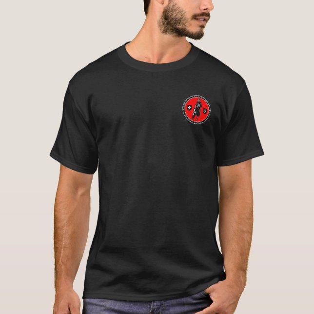 T-shirt Chevaliers Hospitaller posant autour de la chemise (Devant)