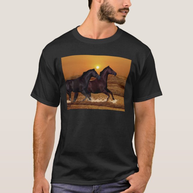 T-shirt Chevaux courant au coucher du soleil sur l'océan (Devant)
