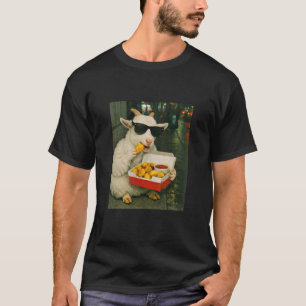 T-shirt Chèvre mangeant un nugget de poulet Mème Rétro Urb