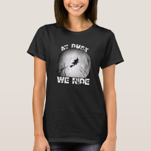 T-shirt Chez Dusk, Nous Voyageons Halloween Witch Costume