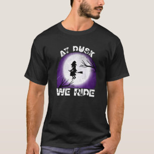 T-shirt Chez Dusk, Nous Voyageons Halloween Witch Costume