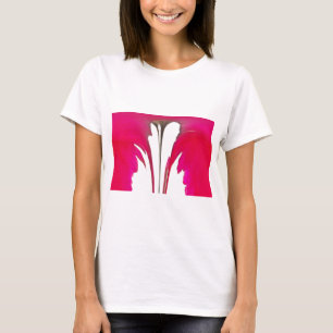 T-shirt Chic rouge extraordinaire rose sous le ciel blanc.