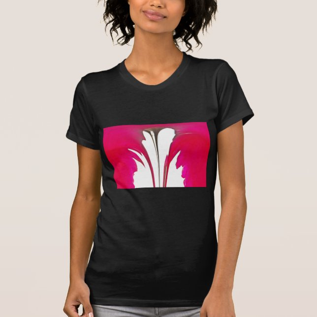 T-shirt Chic rouge extraordinaire rose sous le ciel blanc. (Devant)