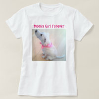 Chien blanc mignon portant l'écharpe rose Fête des