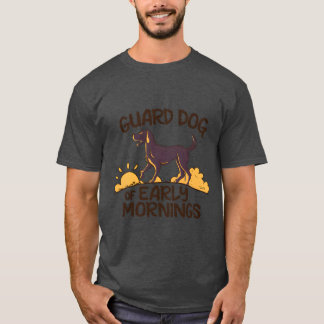 T-shirt chien de garde au début du matin