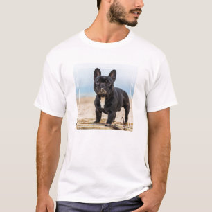 T-shirt Chien de taureau français jouant dans le sable