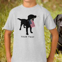 Chien mignon Black Lab tenant le drapeau américain
