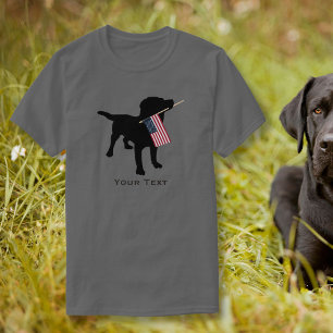 T-shirt Chien noir de laboratoire tenant le drapeau des