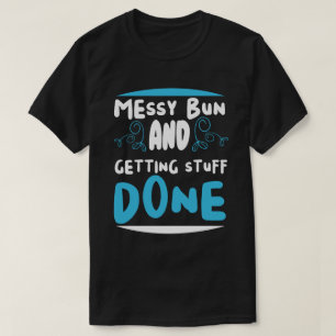 T-shirt Chignon désordonné et tâches accomplies 