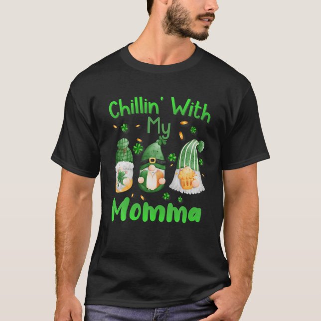 T-shirt Chillin Avec Ma Maman Green Plaid Gnomes St Patron (Devant)