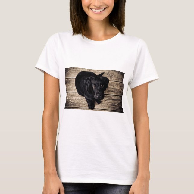 T-shirt Chiot de récupération du Labrador noir sur bois (Devant)