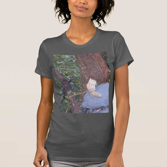 T-shirt Chipmunk Sur Une Tranche D'Arbre (Devant)