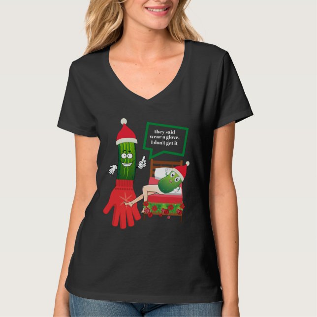 T-SHIRT CHRISTMAS PICKLE COUPLE WEARING SANTA HAT & GLOVE (Devant)