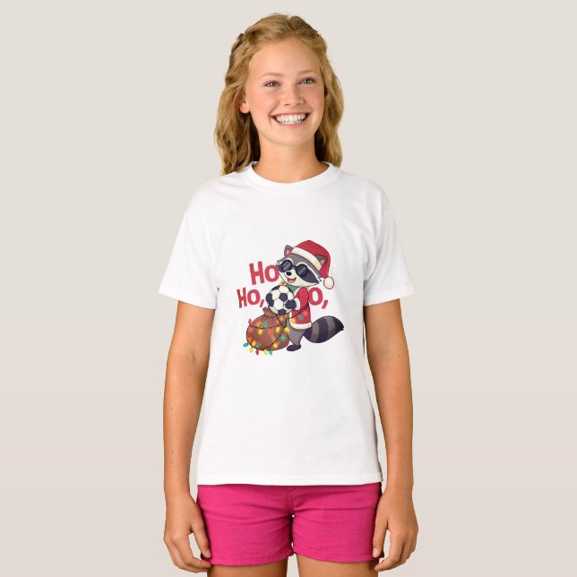 T-shirt Christmas raccoon stealing a soccer ball (Devant entier)